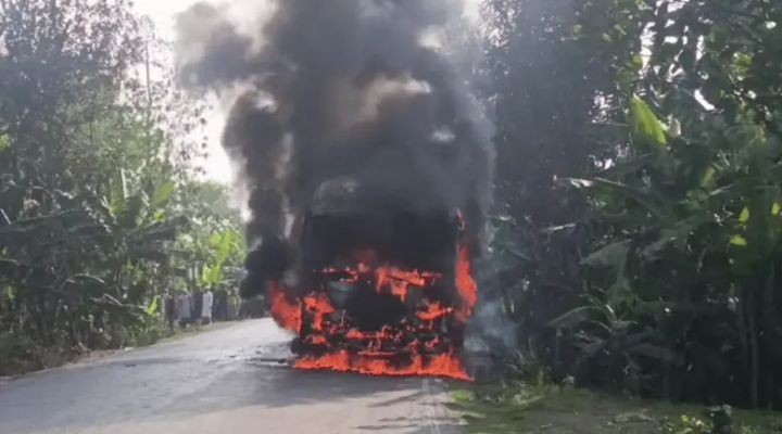 চলন্ত যাত্রীবাহী বাসে ভয়াবহ আগুন